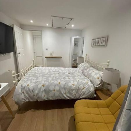 1 Bedroom Guest Suite Near City Centre. Gloucester Exterior photo