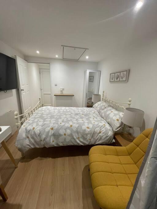 1 Bedroom Guest Suite Near City Centre. Gloucester Exterior photo