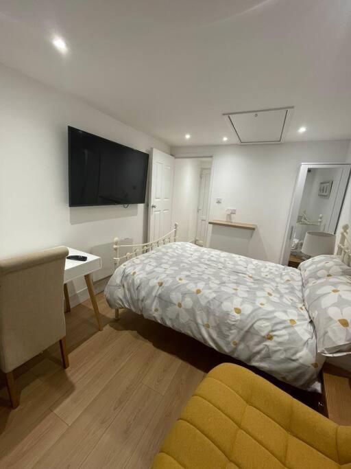 1 Bedroom Guest Suite Near City Centre. Gloucester Exterior photo