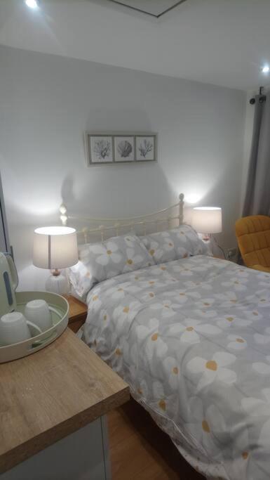 1 Bedroom Guest Suite Near City Centre. Gloucester Exterior photo